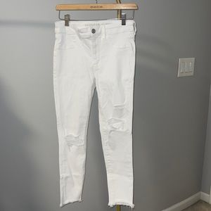 American Eagle White Skinny Jeans/ with Rips!